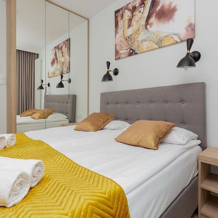 Mennica Residence - City Center Apartments By Noclegi Renters Варшава Екстериор снимка